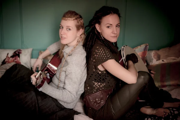 Two beautiful woman with guitar — Stock Photo, Image