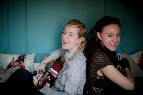 Two beautiful woman with guitar — Stock Photo, Image