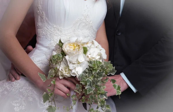 Bruids boeket in de handen van de bruidegom — Stockfoto