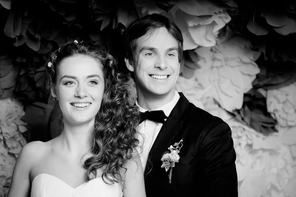 Jong paar in trouwjurk — Stockfoto