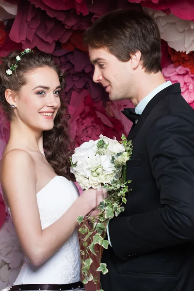 Jeune couple en robe de mariée — Photo