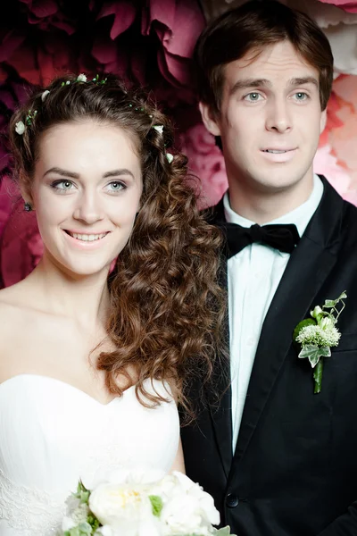 Giovane coppia in abito da sposa — Foto Stock