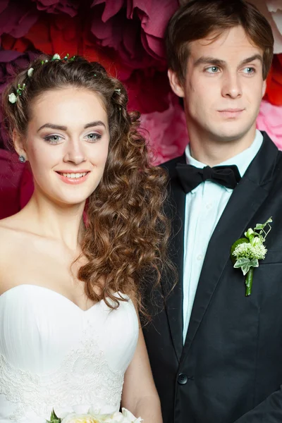 Молода пара у весільній сукні — стокове фото
