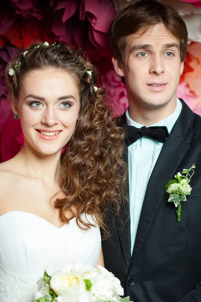 Ungt par i brudklänning — Stockfoto