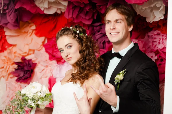 Mladý pár v svatební šaty — Stock fotografie