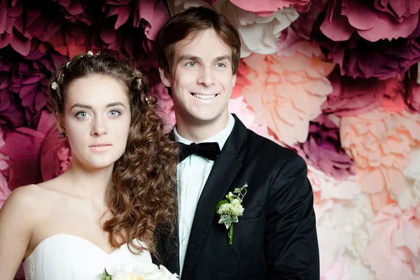 Giovane coppia in abito da sposa — Foto Stock