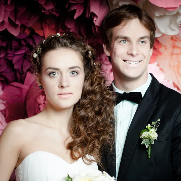 Genç çift düğün elbise — Stok fotoğraf