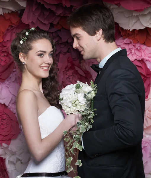 Молода пара у весільній сукні — стокове фото