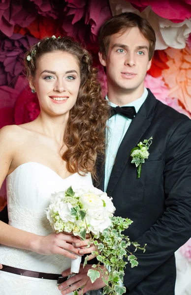 若いカップルのウェディング ドレスで — ストック写真