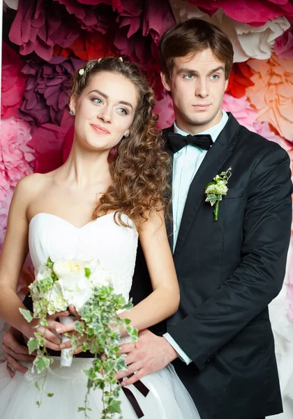 Jong paar in trouwjurk — Stockfoto