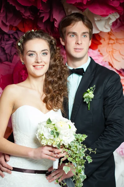 Jeune couple en robe de mariée — Photo