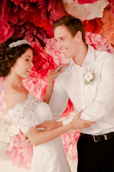 Mladý pár v svatební šaty — Stock fotografie
