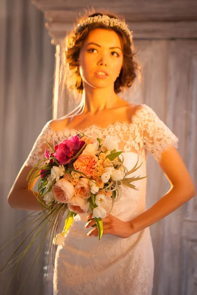 Jonge aantrekkelijke bruid met bloemen — Stockfoto