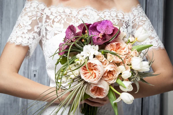 Beautiful wedding bouquet in hands of the bride — Stock Photo, Image