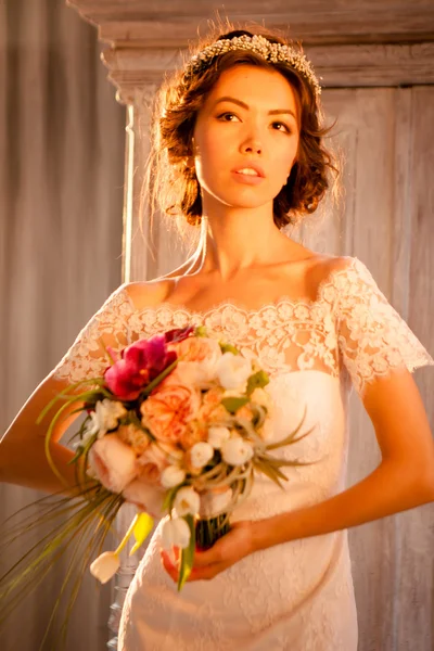 Jonge aantrekkelijke bruid met bloemen — Stockfoto