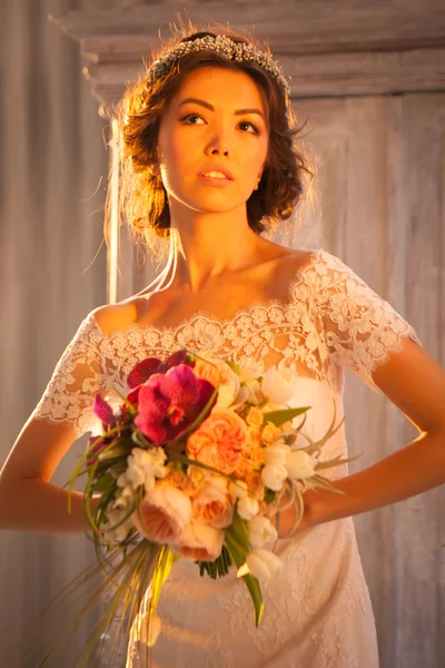 Νεαρή ελκυστική νύφη με λουλούδια — Φωτογραφία Αρχείου