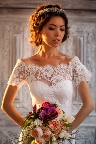 Jonge aantrekkelijke bruid met bloemen — Stockfoto