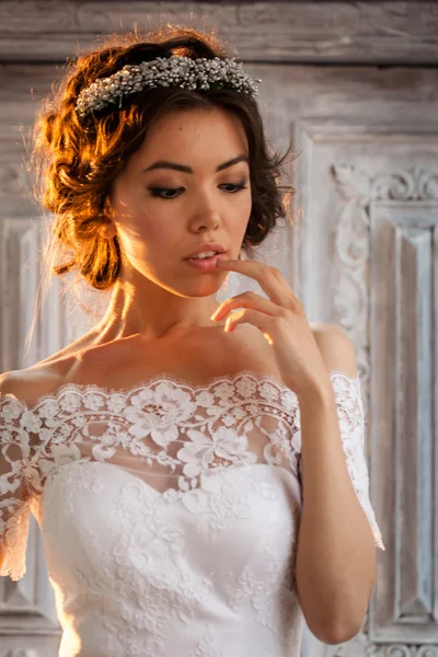 Young bride in wedding dress — Stock Photo, Image