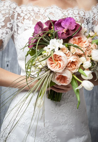 Schöner Brautstrauß in den Händen der Braut — Stockfoto