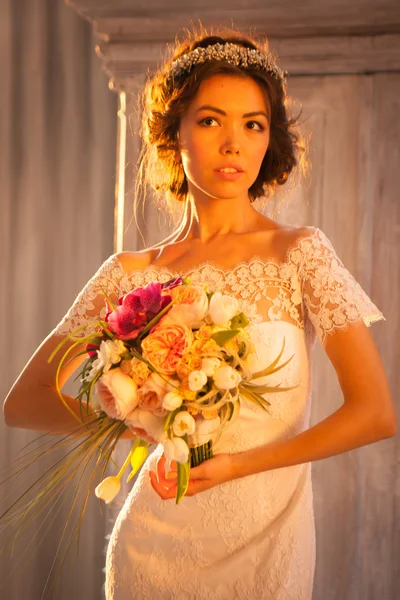 Jonge aantrekkelijke bruid met bloemen — Stockfoto