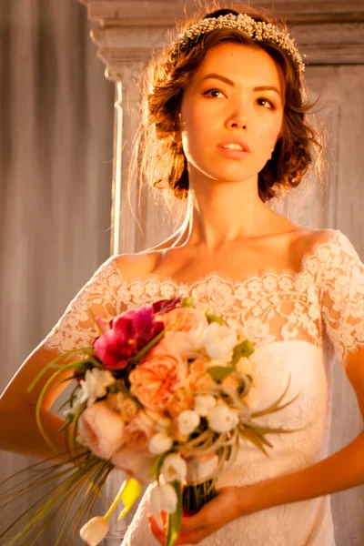 花を持つ若い魅力的な花嫁 — ストック写真