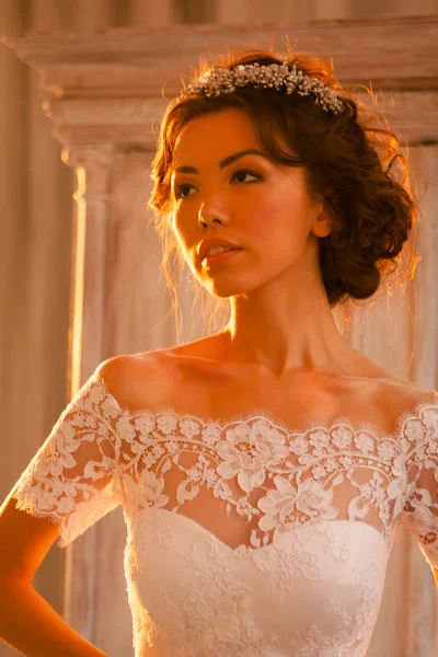 Jeune mariée en robe de mariée — Photo