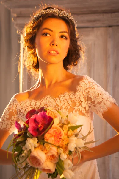 Jeune mariée attrayante avec des fleurs — Photo