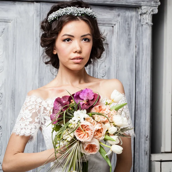 Young attractive bride with flowers — Stock Photo, Image