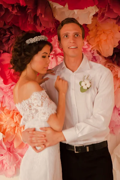 Jeune couple en robe de mariée — Photo