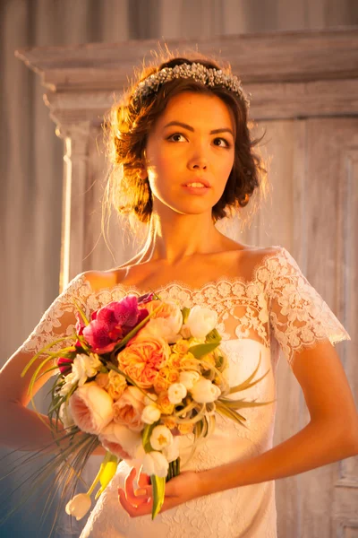 花を持つ若い魅力的な花嫁 — ストック写真