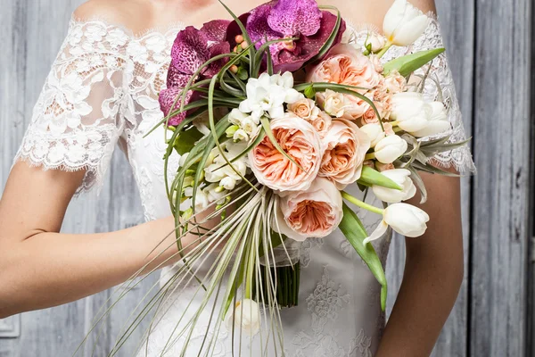 Beautiful wedding bouquet in hands of the bride — Stock Photo, Image