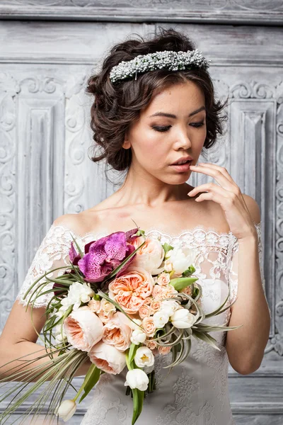 Junge attraktive Braut mit Blumen — Stockfoto