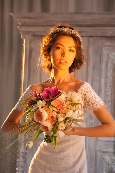 Νεαρή ελκυστική νύφη με λουλούδια — Φωτογραφία Αρχείου
