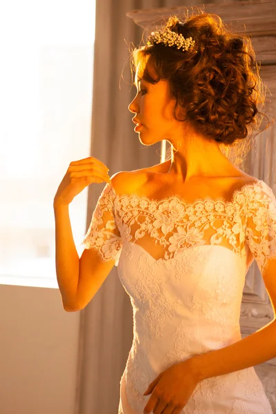 Jovem noiva em vestido de noiva — Fotografia de Stock