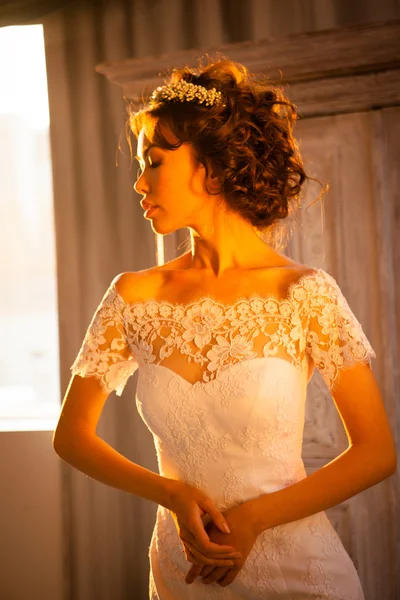 若い花嫁のウェディング ドレスで — ストック写真