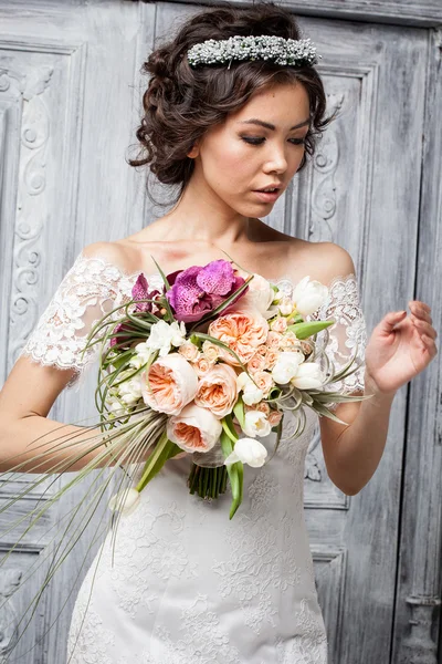 Jeune mariée attrayante avec des fleurs — Photo