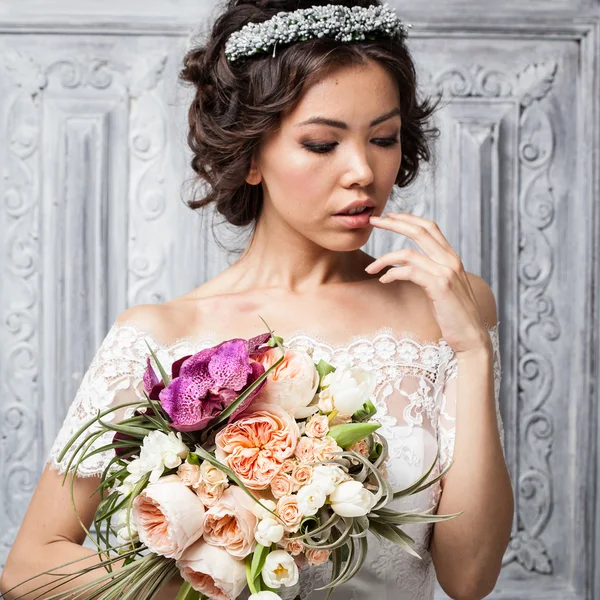 Jovem noiva atraente com flores — Fotografia de Stock