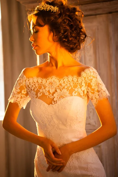 Jeune mariée en robe de mariée — Photo