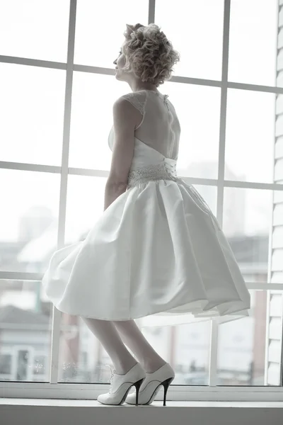 Die Braut steht am Fenster — Stockfoto