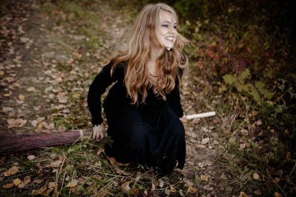 Девушка, одетая в осеннюю ведьму Хэллоуина — стоковое фото