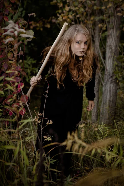 Jovem vestida em uma bruxa de Halloween queda — Fotografia de Stock