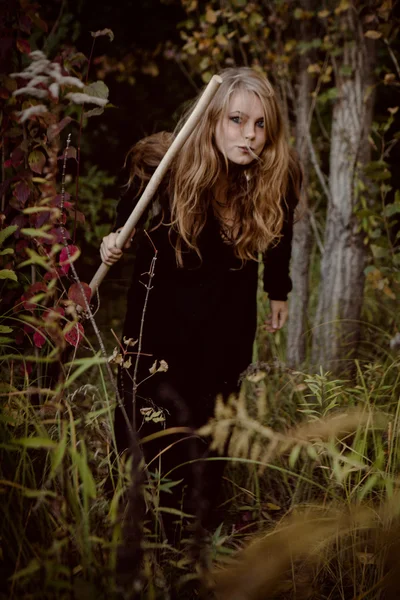 Jovem vestida em uma bruxa de Halloween queda — Fotografia de Stock