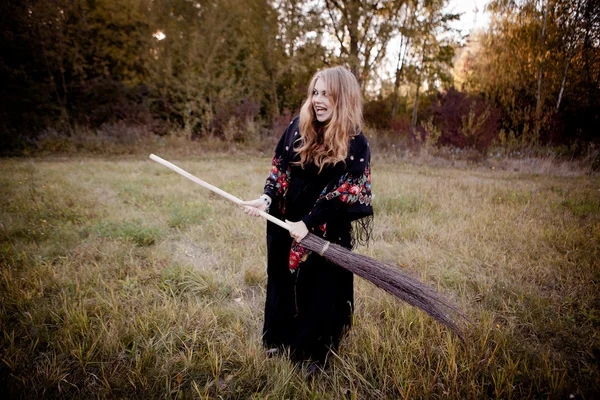 Jong meisje gekleed in een daling van de Halloween heks — Stockfoto