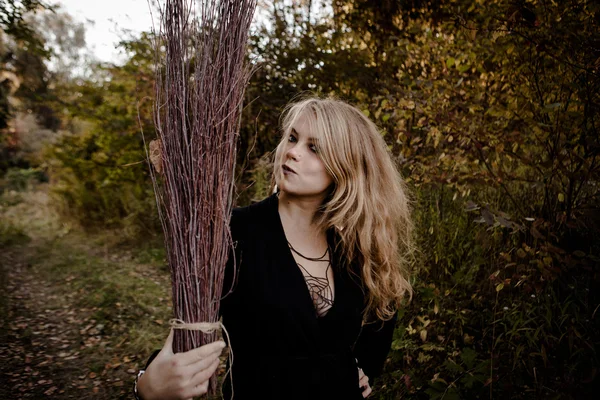 Jeune fille habillée dans un automne Halloween sorcière — Photo