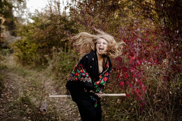 Jovem vestida em uma bruxa de Halloween queda — Fotografia de Stock