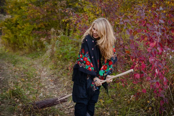 Jovem vestida em uma bruxa de Halloween queda — Fotografia de Stock