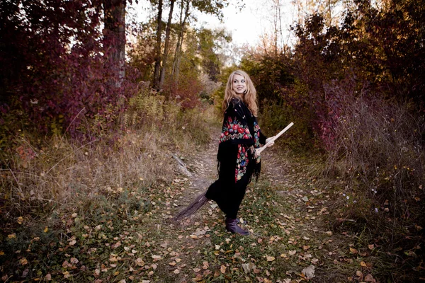 Молода дівчина одягнена в осінню Хеллоуїн відьму — стокове фото