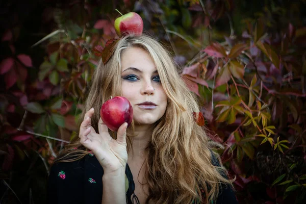 Herbst Porträt der schönen Mädchen. Rote Blätter. Herbstfarben — Stockfoto