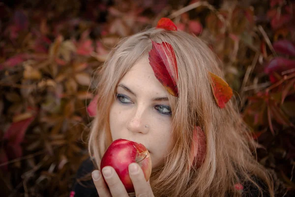 Jong meisje gekleed in een daling van de Halloween heks — Stockfoto