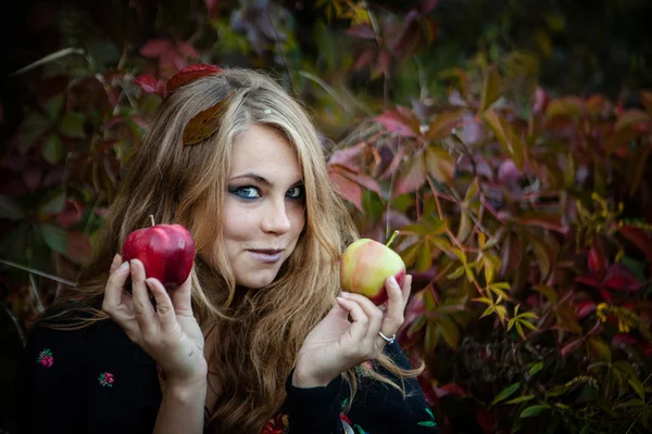 Junges Mädchen in einer Herbst-Halloween-Hexe gekleidet — Stockfoto